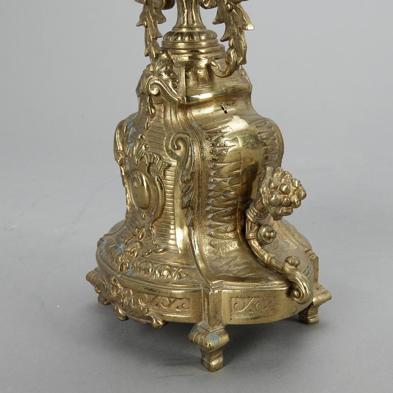 GARNITYR MED BORDSPENDYL OCH ett par KANDELABRAR, mässing, porslin, Louis XVI-stil, sannolikt omkring sekelskiftet 1900.