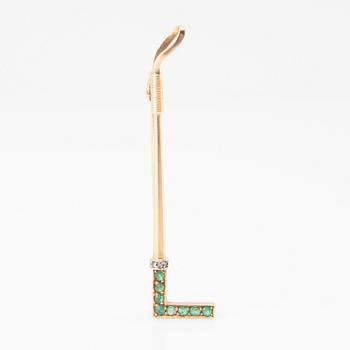 Brooch in the shape of a riding crop, 8K gold with faceted emeralds and rose-cut diamonds.