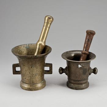 MORTLAR, 2 st,  mässing, troligen 1800-tal.