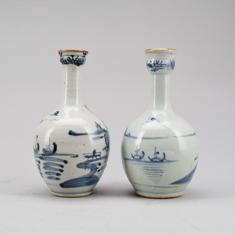 FLASKOR, 2 stycken, porslin. Kina 1800-tal.