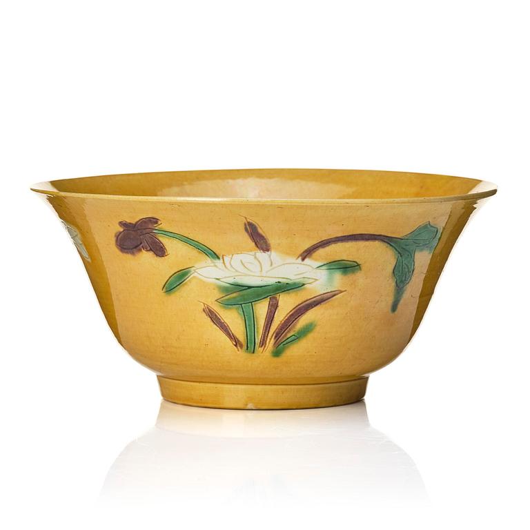 A yellow, green and aubergine glazed bisquit 'brinjal' bowl, Qing dynasty, Kangxi (1662-1722).