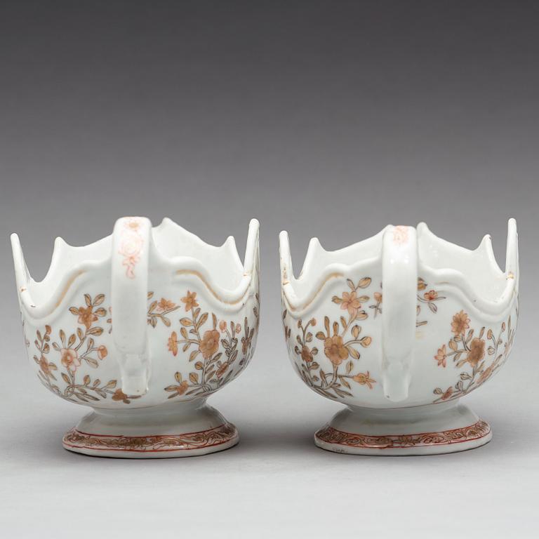 A pair of 'rouge de fer' sauce boats, Qing dynasty, Qianlong (1736-95).