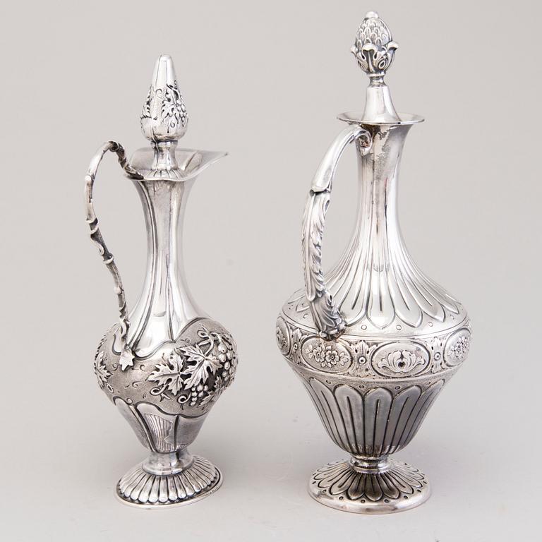 VINKANNOR, 2 st, silver, den ena med italiensk stämpel, båda med finska kontrollstämplar från tidigt 1970-tal.