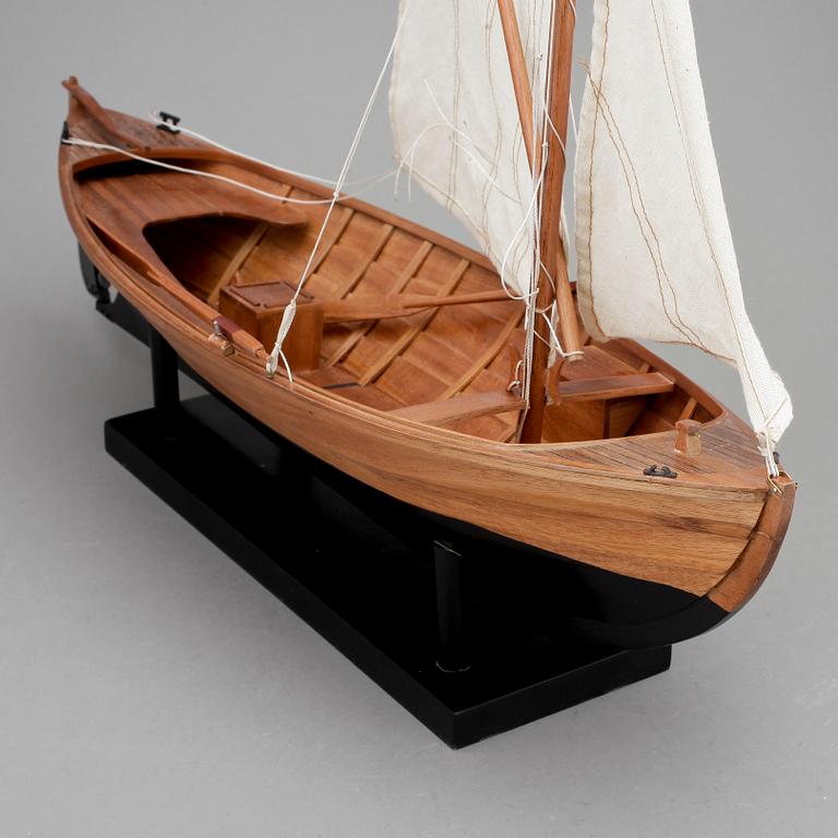 MODELLBÅT, trä, "Smålandssnipa", i modern tillverkning.