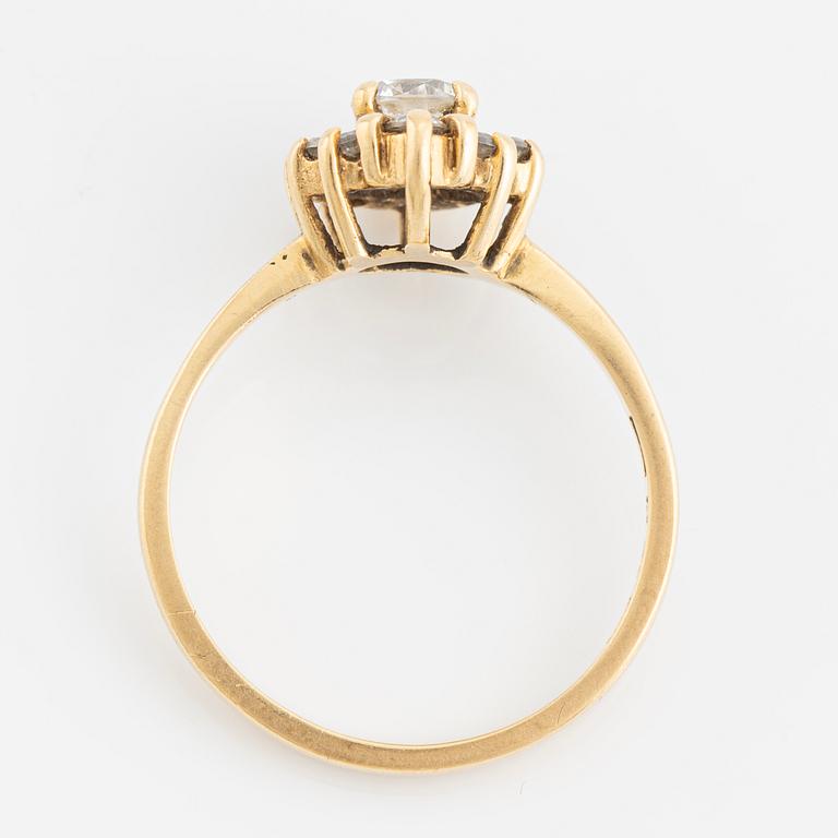 Ring, 18K guld med fasettslipade vita stenar.