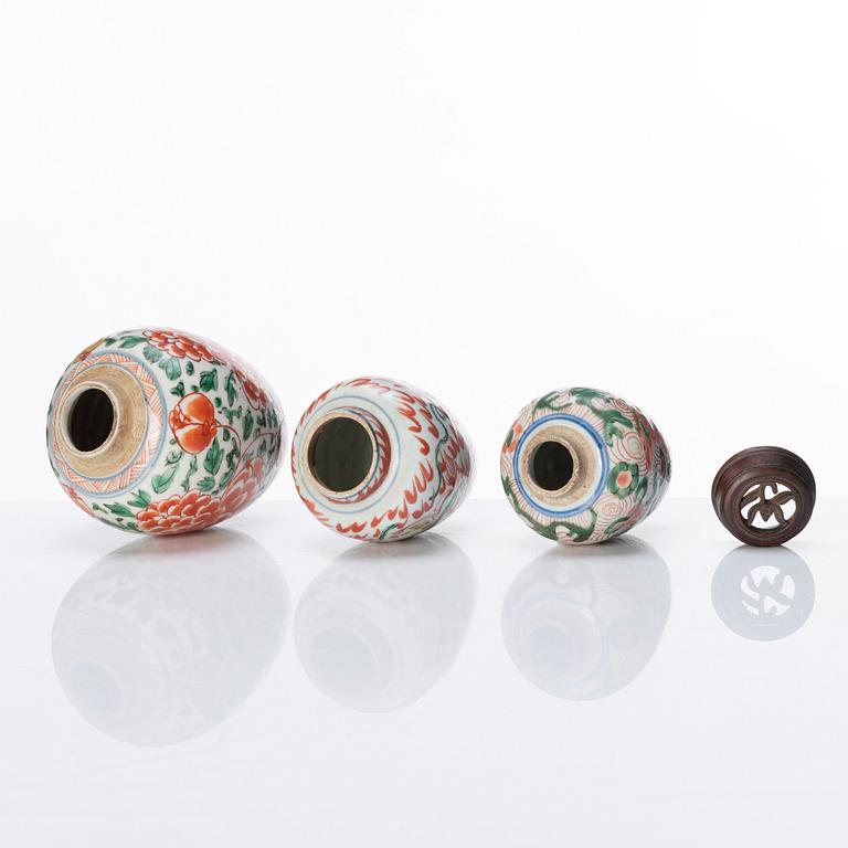 Krukor, tre stycken olika, porslin. Transition, 1600-tal.