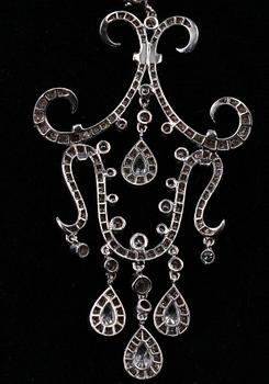 A NECKLACE, brilliant- and drop cut diamonds c. 2.65 ct. 18K white gold. Weight 11,9 g.