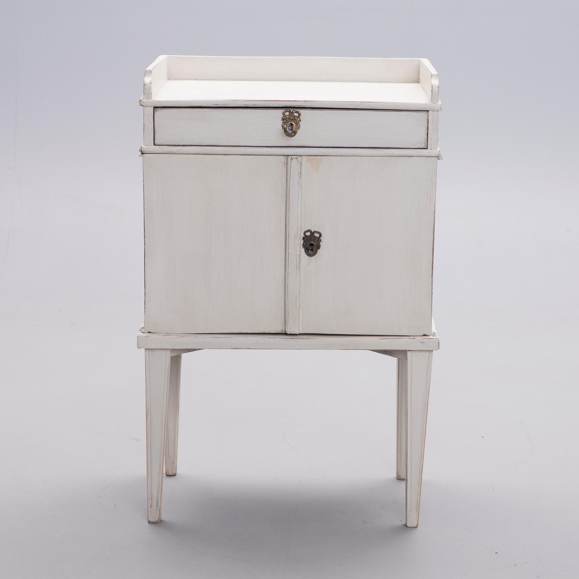 NATTDUKSBORD/SÄNGBORD,  1800-tal.