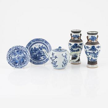 A pair of Chinese vases, a teapot and two små saucers, 18th and 19th century.