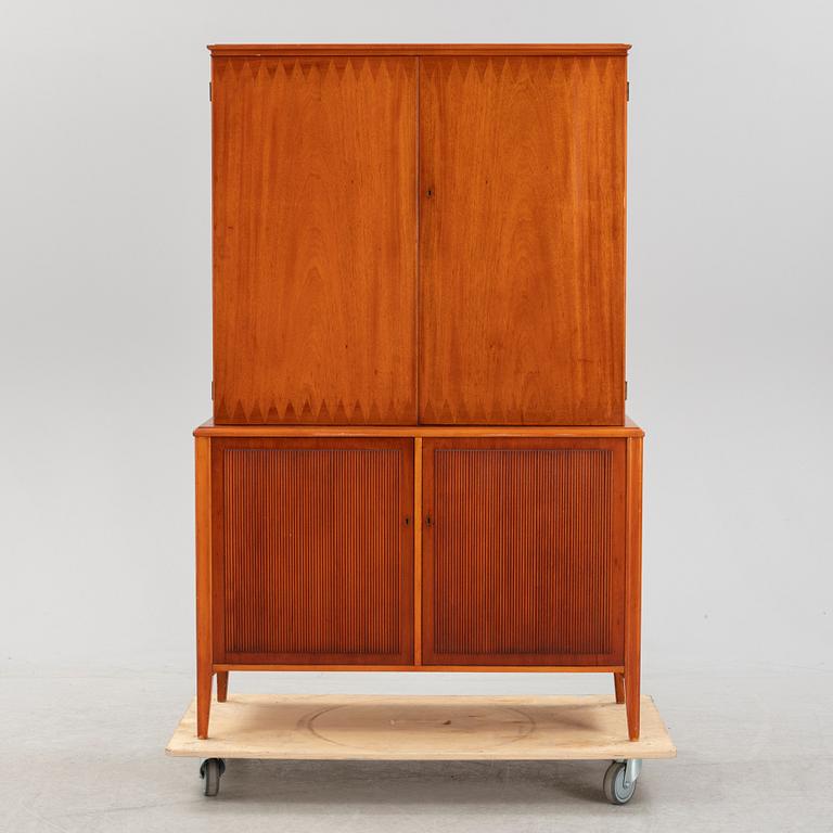 A mahogany veneered cabinet, Ferdinand Lundquist, Gothenburg, mid 20th Century.