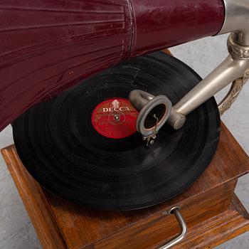 A phonograph, from around year 1900.
