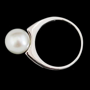 RING, 14K vitguld, diamanter och akoyapärla.