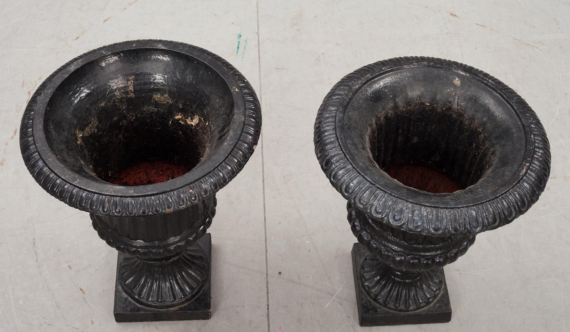 TRÄDGÅRDSURNOR, 2 st. snarlika, gjutjärn, 1900-tal.