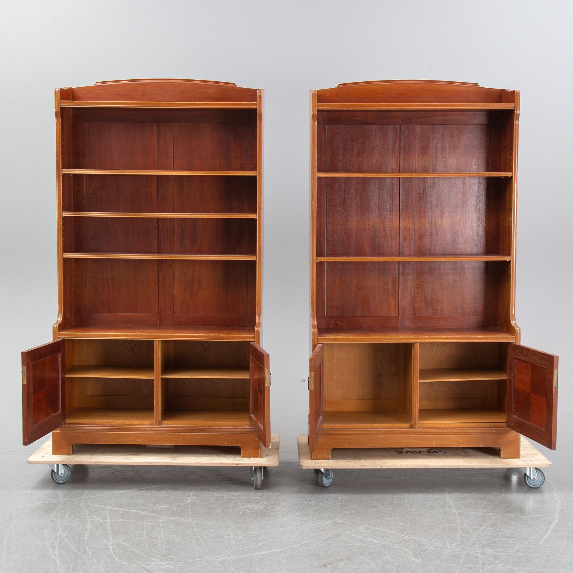 Bokhyllor, ett par, Jugend, 1900-talets början.