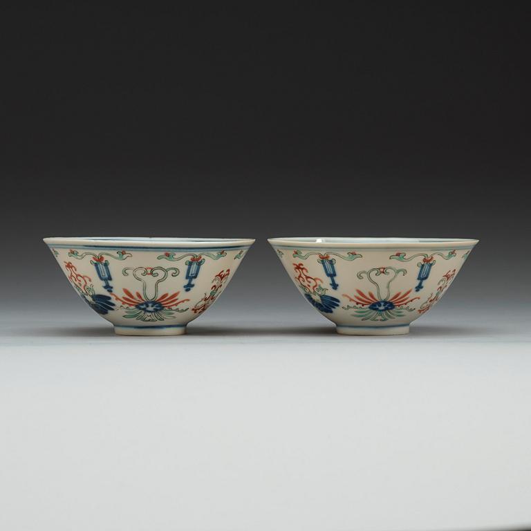 Two wucai bowls, Qing dynasty (1644-1912) with Yongzhengs six charcter mark.