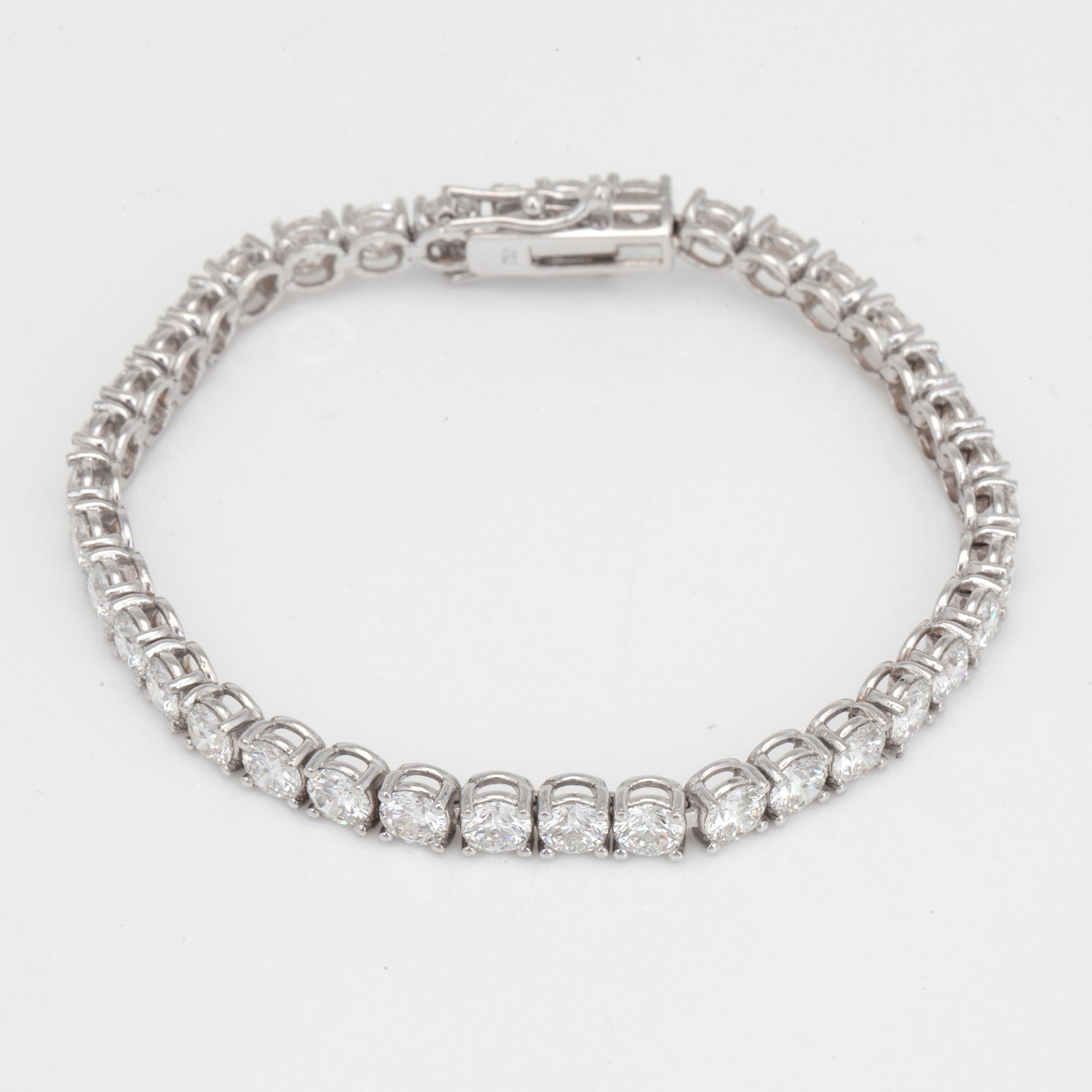 ARMBAND med diamanter med 37st briljantslipade diamanter totalt 12.00ct. Kvalitet E-G/SI.