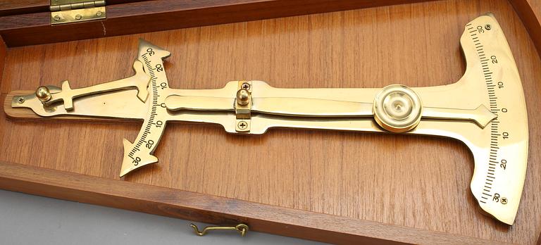 NAUTISKT INSTRUMENT I FODRAL, mässing, modern tillverkning.