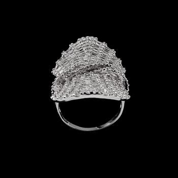 A RING, brilliant- and baguette cut diamonds c. 3.58 ct. Weight 11.9 g.
