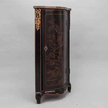 HÖRNSKÅP. Rokokostil, 1800-tal.
