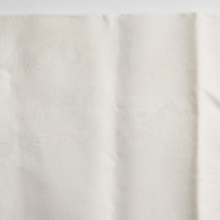 Five tablecloths, partly linen.