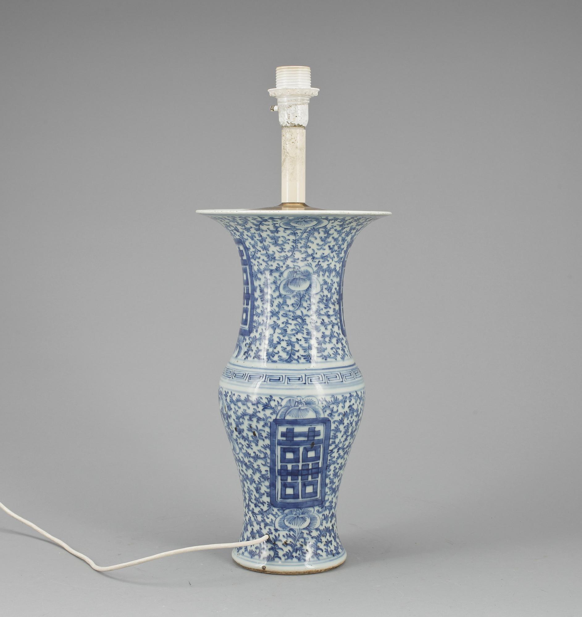 BORDSLAMPA/URNA, porslin, Kina, 1900-talets början.