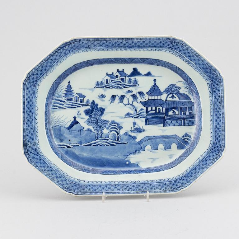 A blue and white serving dish, Qing dynasty, Jiaqing.