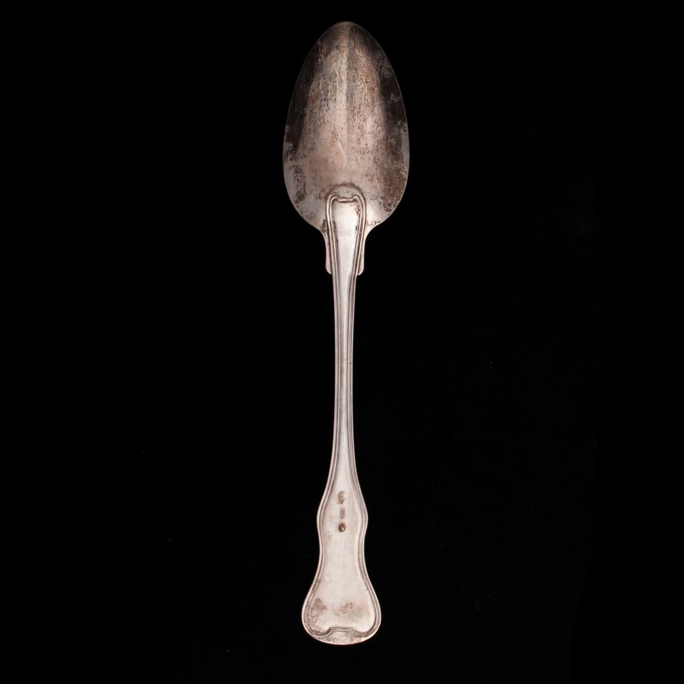ATERIMIA, 26 osaa, hopeaa, veitsissä metalliterät, todenn. vuosisadanvaihde 1800/1900. Yht. paino 1919 g.