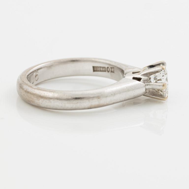 Ring in 18K white gold set with a round brilliant-cut diamond.