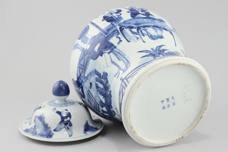 LOCKURNA, porslin, Kina, 1900-tal.