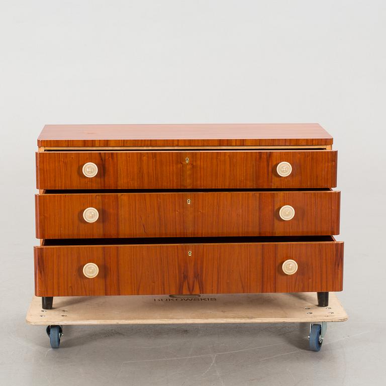 A 1930's chest of drawers.