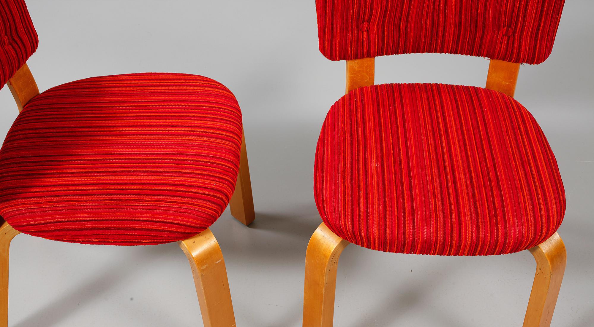 STOLAR, ett par, Alvar Aalto, modell 62, omkring år 1950.