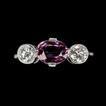 RING, ruby, 1.02 cts and brilliant cut diamonds, 0.48 cts.