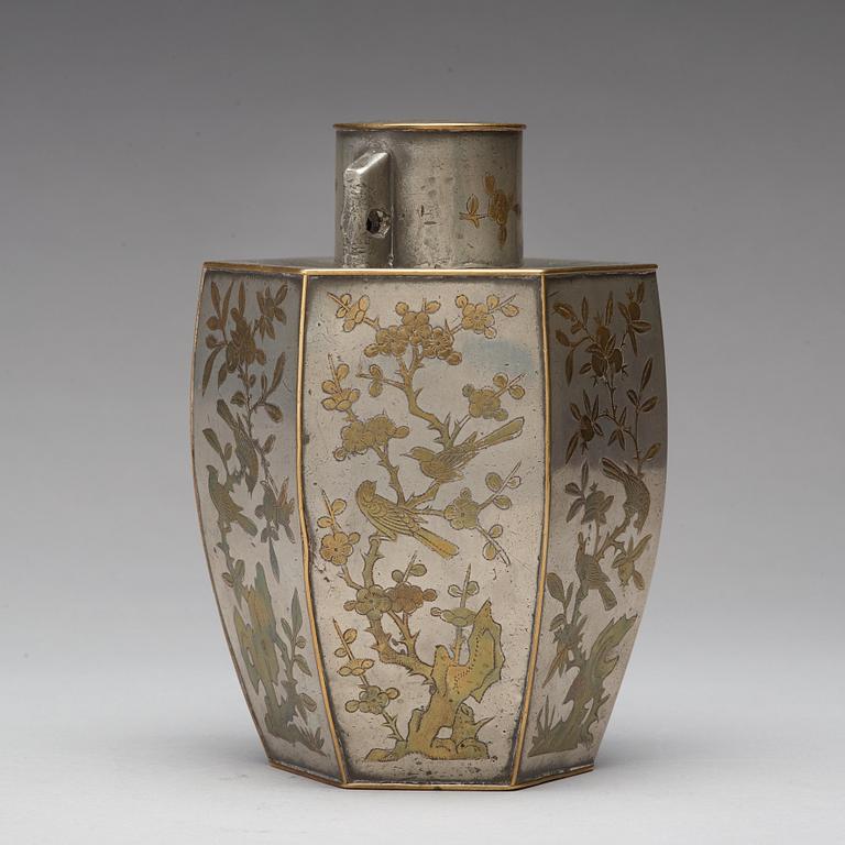 TEKRUKA, tenn med förgylld dekor. Qingdynastin, 1700-tal.