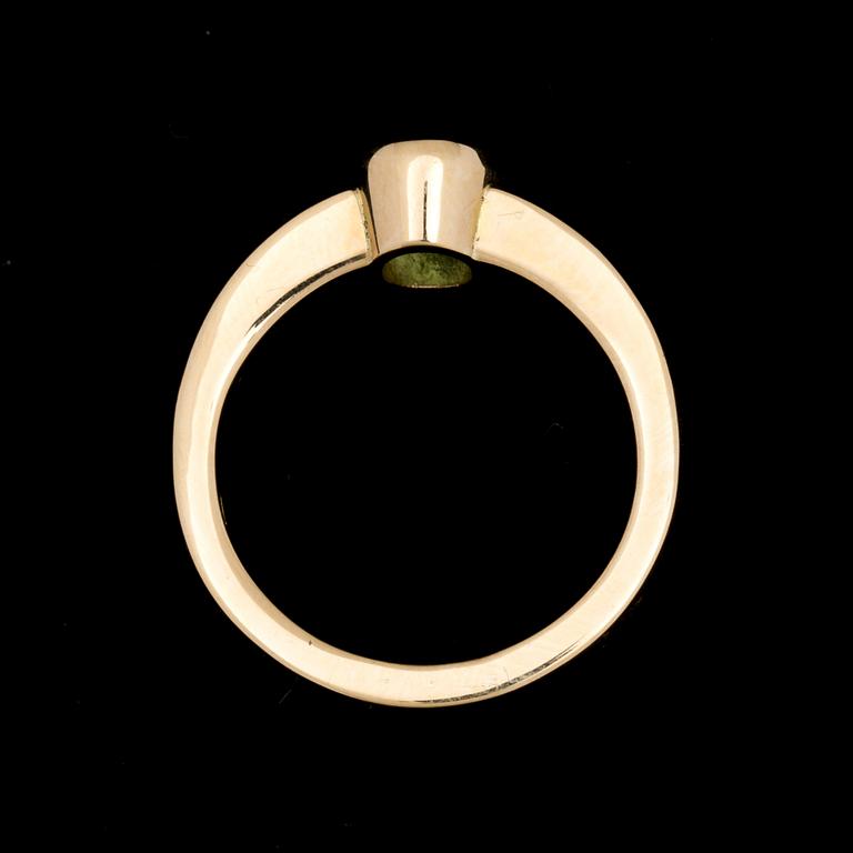 RING, 18k, ovalt fasettslipad smaragd ca 1.45ct. Carat och uppgifter enligt kvitto. Vikt ca 10g.