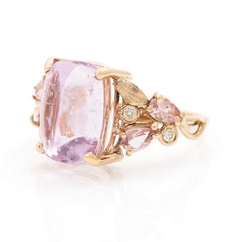 Ring, Mandelstam, 18K gold with an approx. 11.72 ct kunzite, brilliant-cut diamonds and pear-shaped tourmalines.