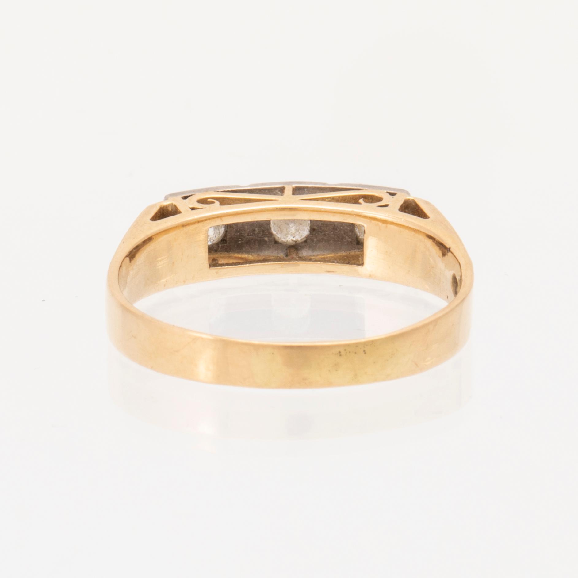 An 18K white and red gold ring set with round brilliant-cut diamonds.