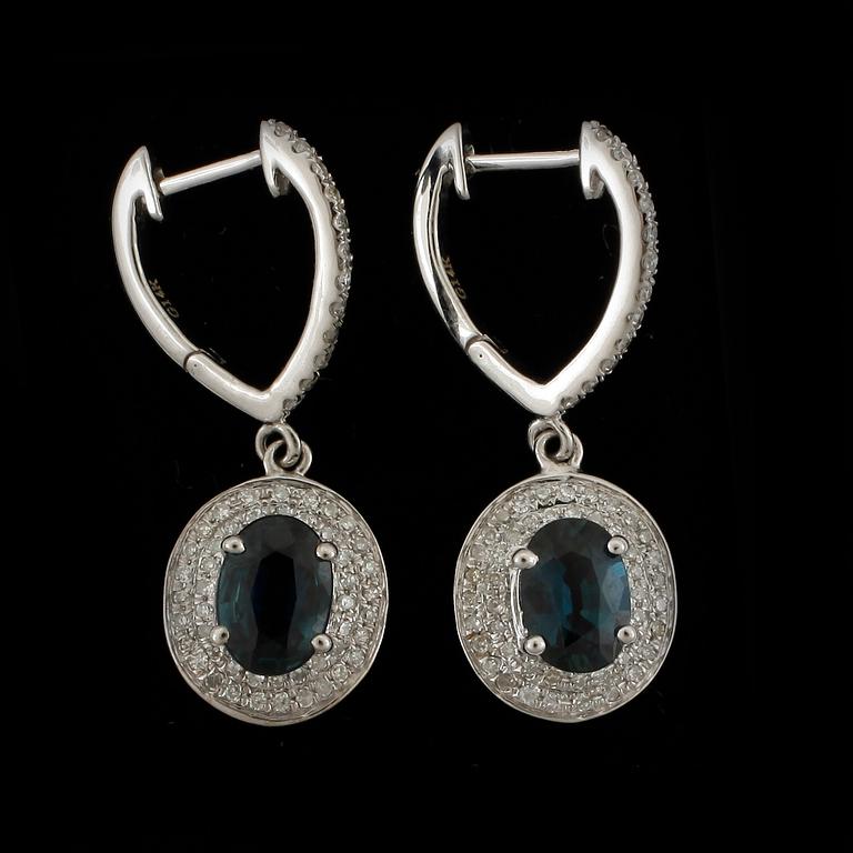 ÖRHÄNGEN, ett par, 14k vitguld, med safir och diamanter. Total vikt ca 3,5 gram.