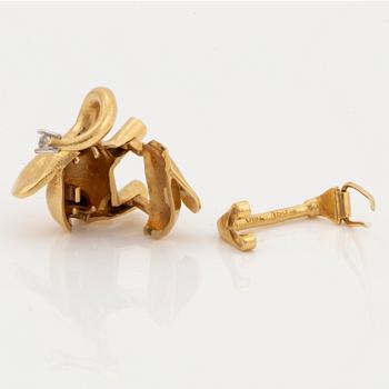 An Ole Lynggaard elephant clasp in 18K gold.