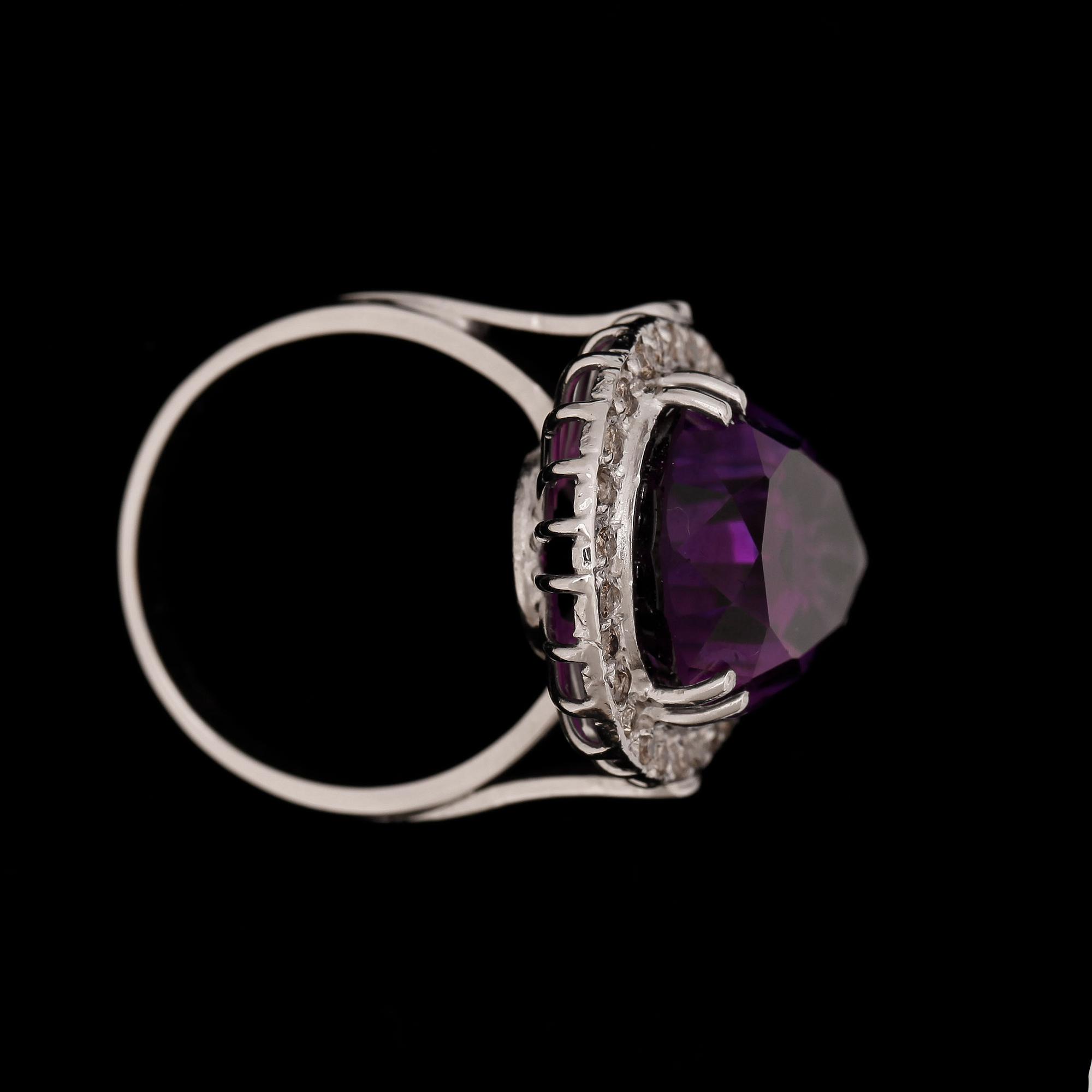 RING, 18k vitguld med ametist och briljantslipade diamanter tot ca0,28ct. 2000-tal. Vikt ca 12,4 gram.