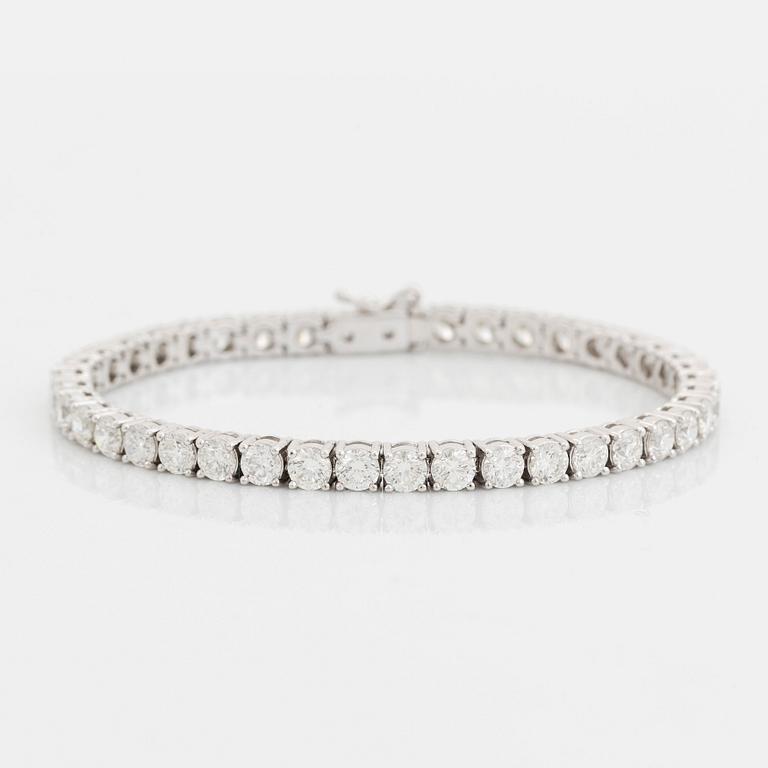 An 18K white gold bracelet set with round brillliant-cut diamonds.