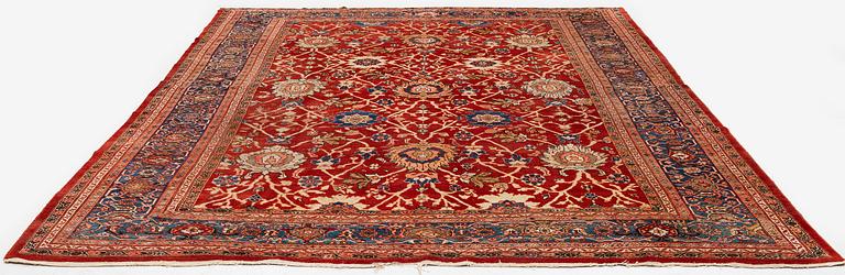 An antique Ziegler carpet, Sultanabad area. c. 401 x 337.5 cm.