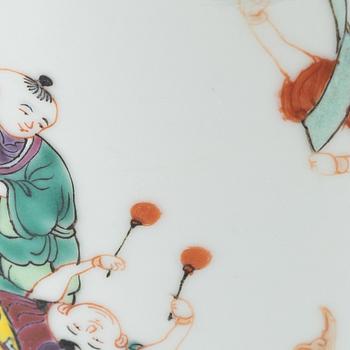 A Chinese porcelain vase, 20th century.