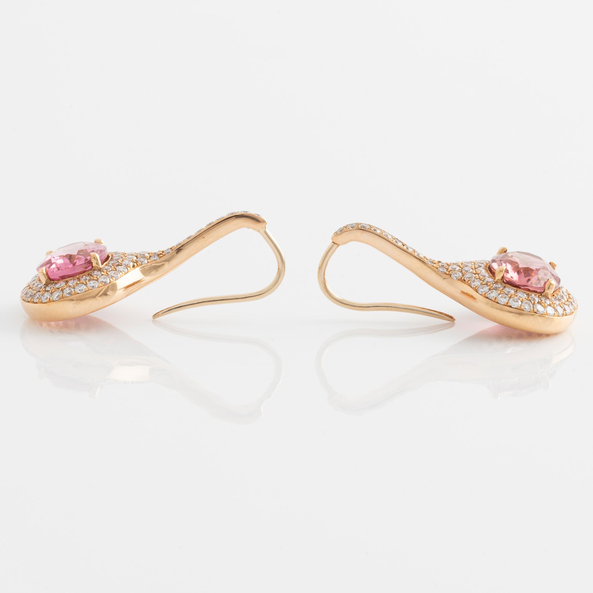 A pair of earrings in 18K gold with pink tourmalines and round brilliant-cut diamonds.