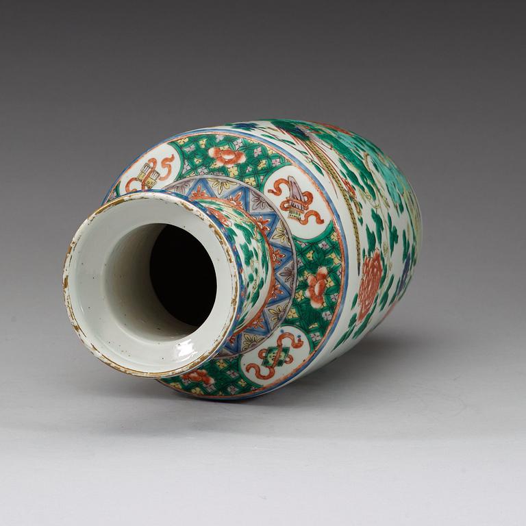 A vase decorated in the famille verte-palette with birds and flowers, late Qing Dynasty (1644-1912).