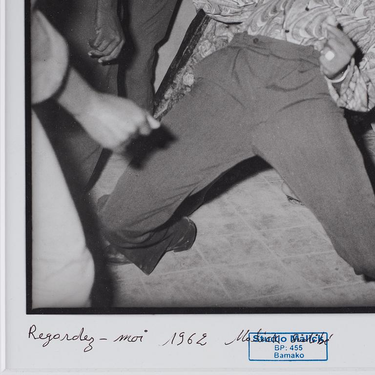 Malick Sidibé, "Regardez-moi", 1962.