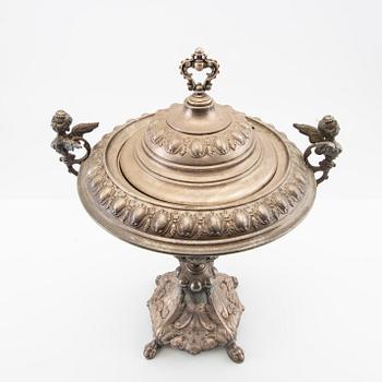 Sugar bowl, Neo-Rococo silver by CG Hallberg, Stockholm, circa 1900.