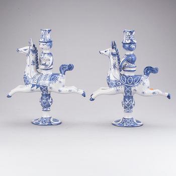 LJUSSTAKAR, ett par, fajans. Björn Wiinblad, Danmark 1989.