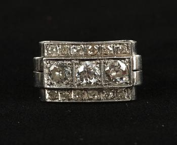 RING, 18K vitguld, 3 gammelslipade diamanter, tot ca 0,70 ct, samt rosenstenar.