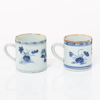 Krus, samt muggar två stycken, porslin. Qingdynastin, 1700-tal.
