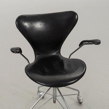 ARNE JACOBSEN, skrivbordsstol, "Sjuan", Fritz Hansen, Danmark 1900-talets senare del.